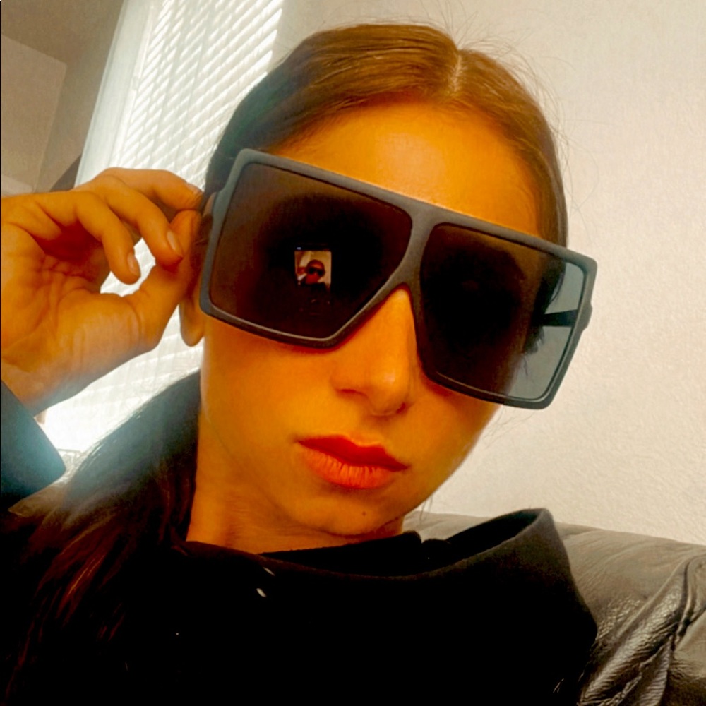 super fancy total black sunglasses